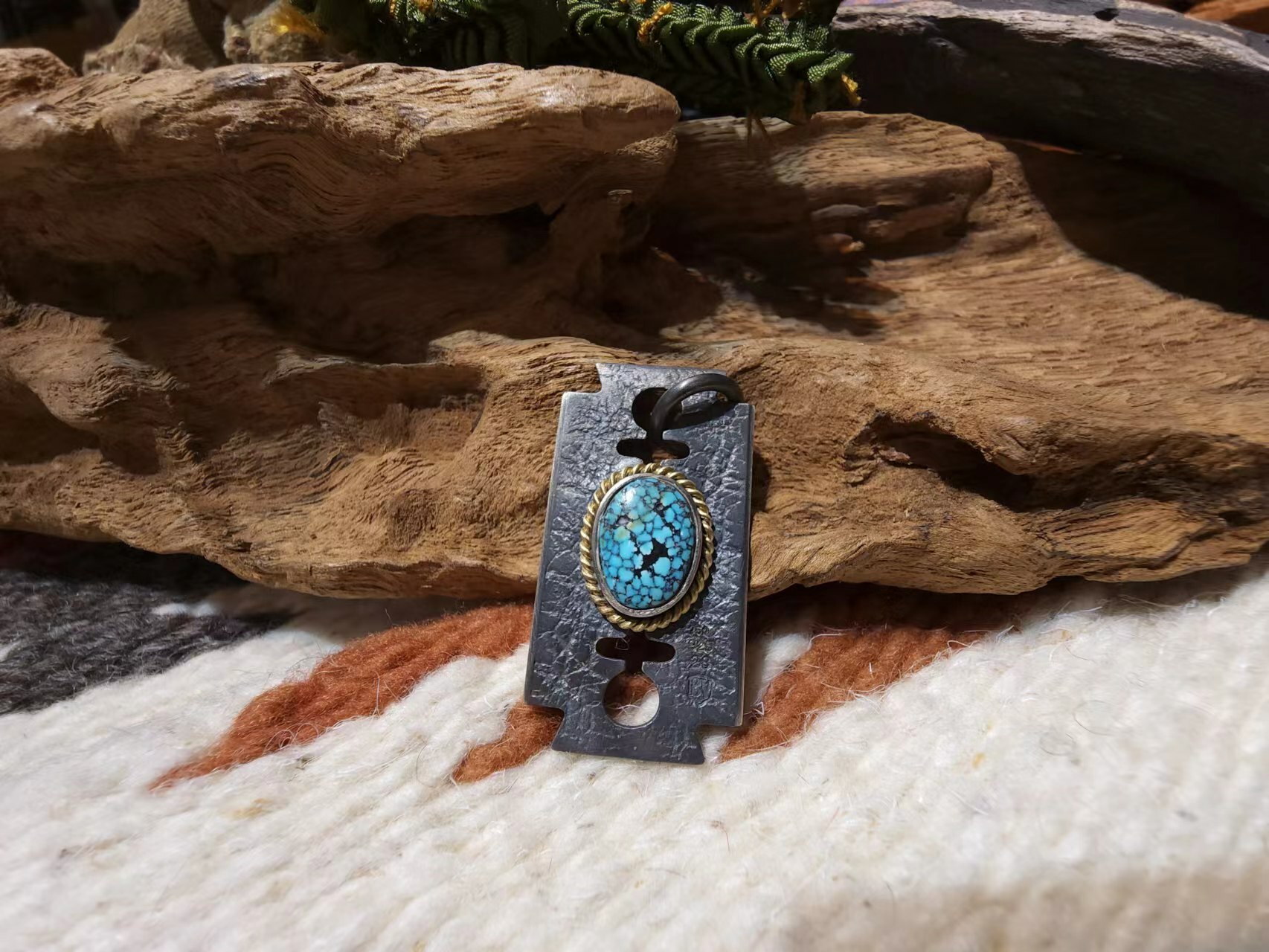 *Black Venom Jewelry- Freedom & Prayer 18k金繩刀片吊墜鑲 Kingman松石