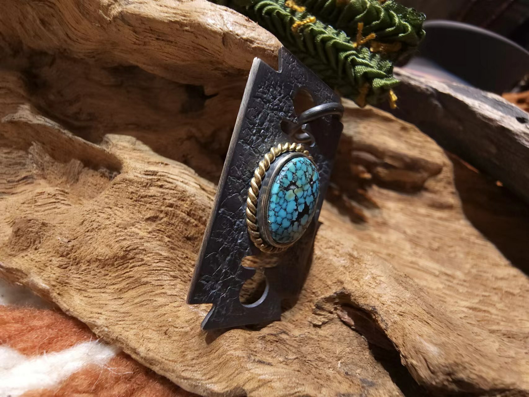 *Black Venom Jewelry- Freedom & Prayer 18k金繩刀片吊墜鑲 Kingman松石