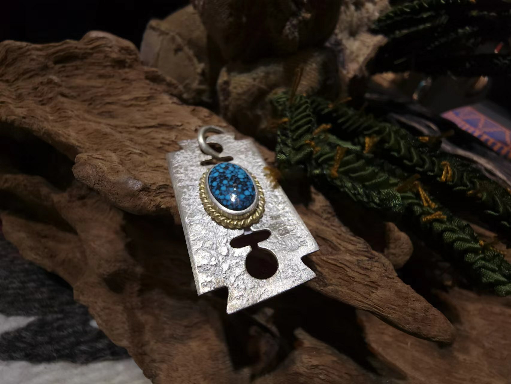 *Black Venom Jewelry- Freedom & Prayer 18k金繩刀片吊墜鑲 Kingman松石