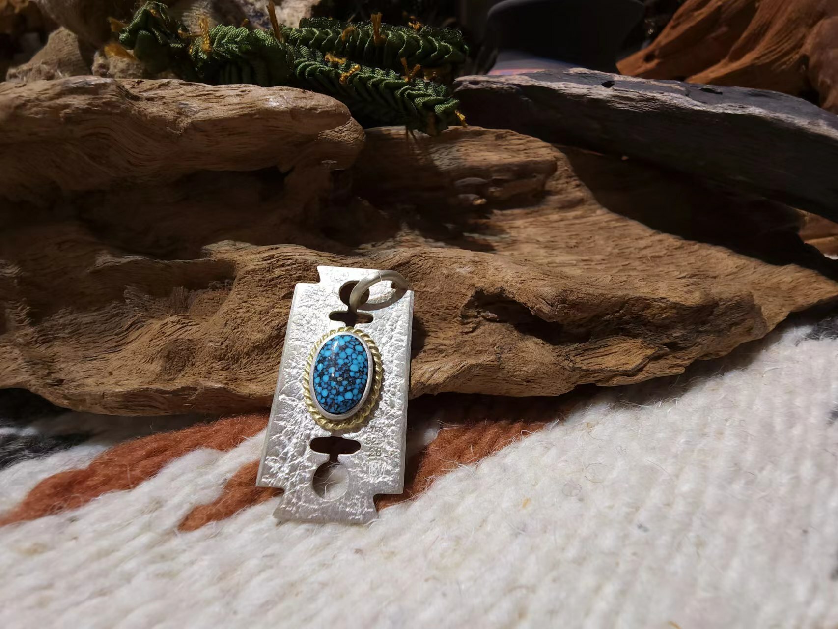 *Black Venom Jewelry- Freedom & Prayer 18k金繩刀片吊墜鑲 Kingman松石