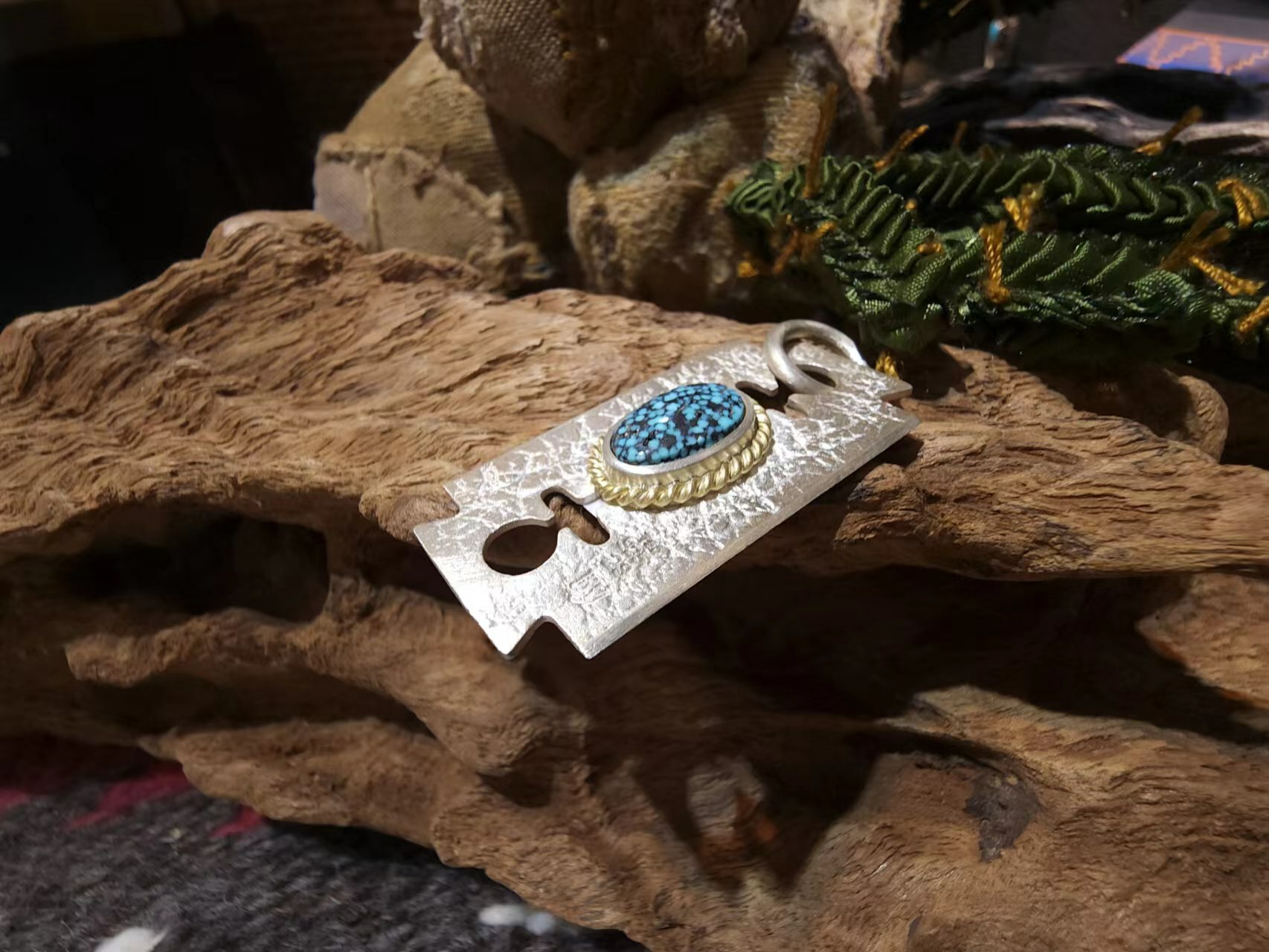 *Black Venom Jewelry- Freedom & Prayer 18k金繩刀片吊墜鑲 Kingman松石