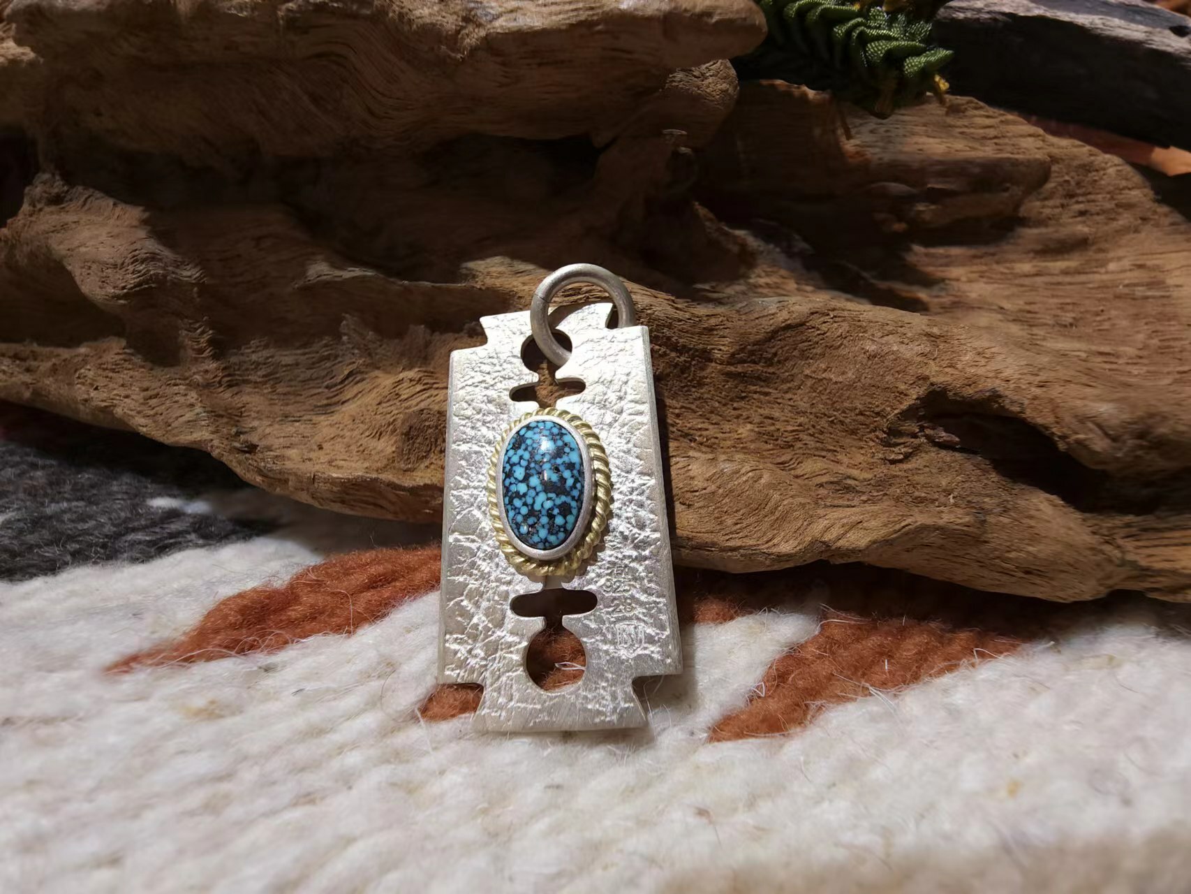 *Black Venom Jewelry- Freedom & Prayer 18k金繩刀片吊墜鑲 Kingman松石