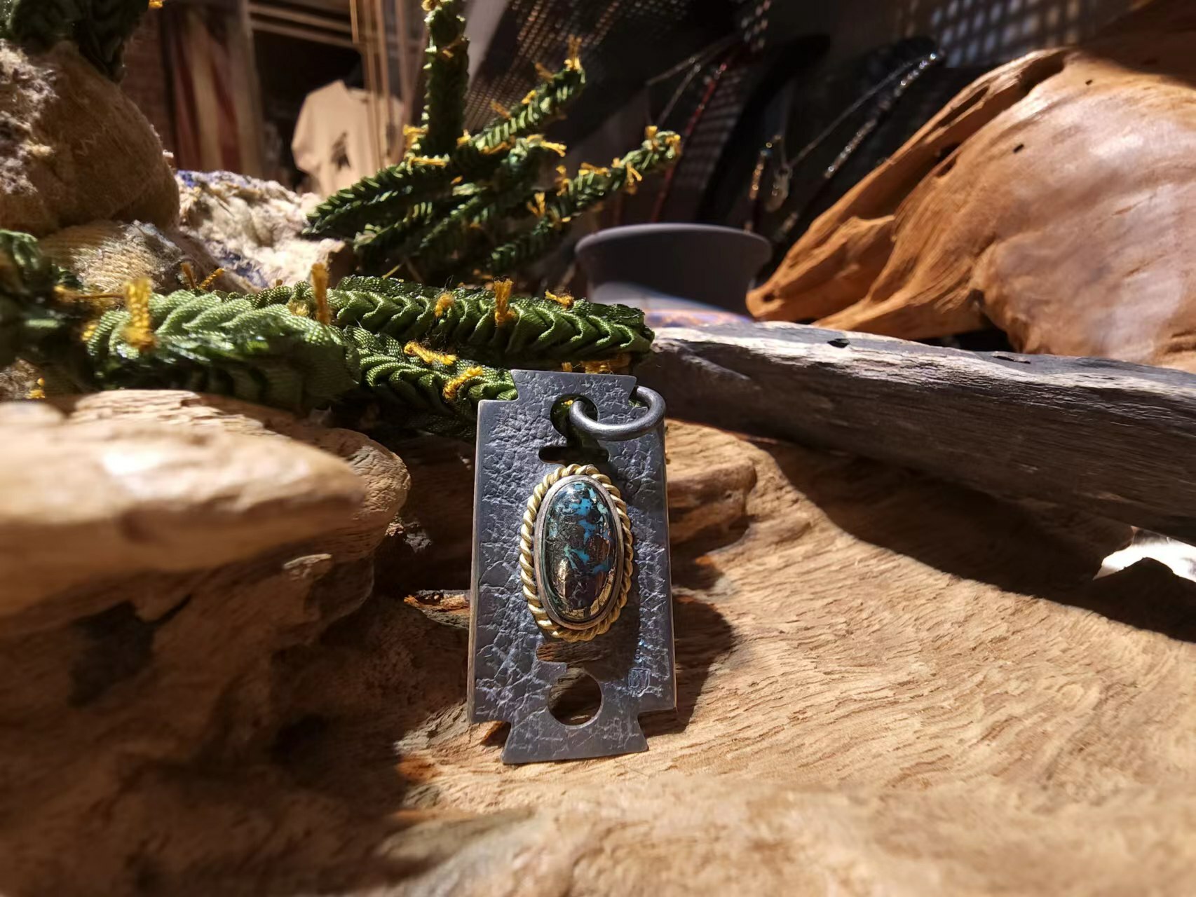 *Black Venom Jewelry- Freedom & Prayer 18k金繩刀片吊墜鑲 Morenci II松石