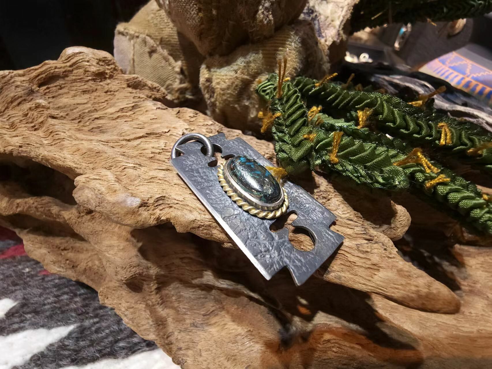 *Black Venom Jewelry- Freedom & Prayer 18k金繩刀片吊墜鑲 Morenci II松石