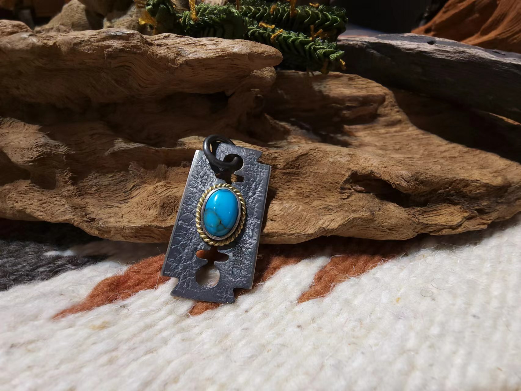 *Black Venom Jewelry- Freedom & Prayer 18k金繩刀片吊墜鑲 Bisbee松石