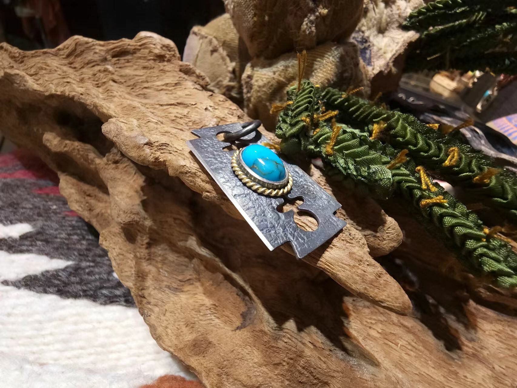 *Black Venom Jewelry- Freedom & Prayer 18k金繩刀片吊墜鑲 Bisbee松石