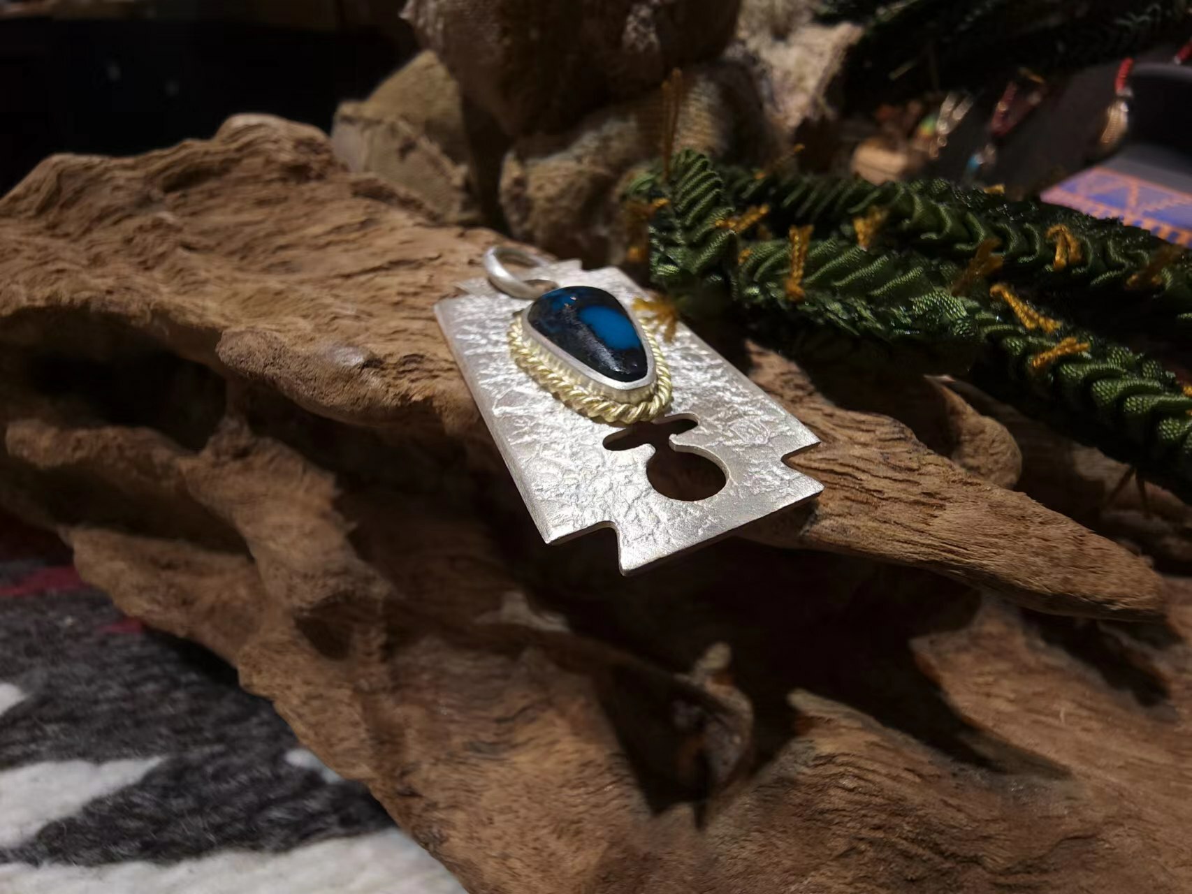 *Black Venom Jewelry- Freedom & Prayer 18k金繩刀片吊墜鑲 湖北松石