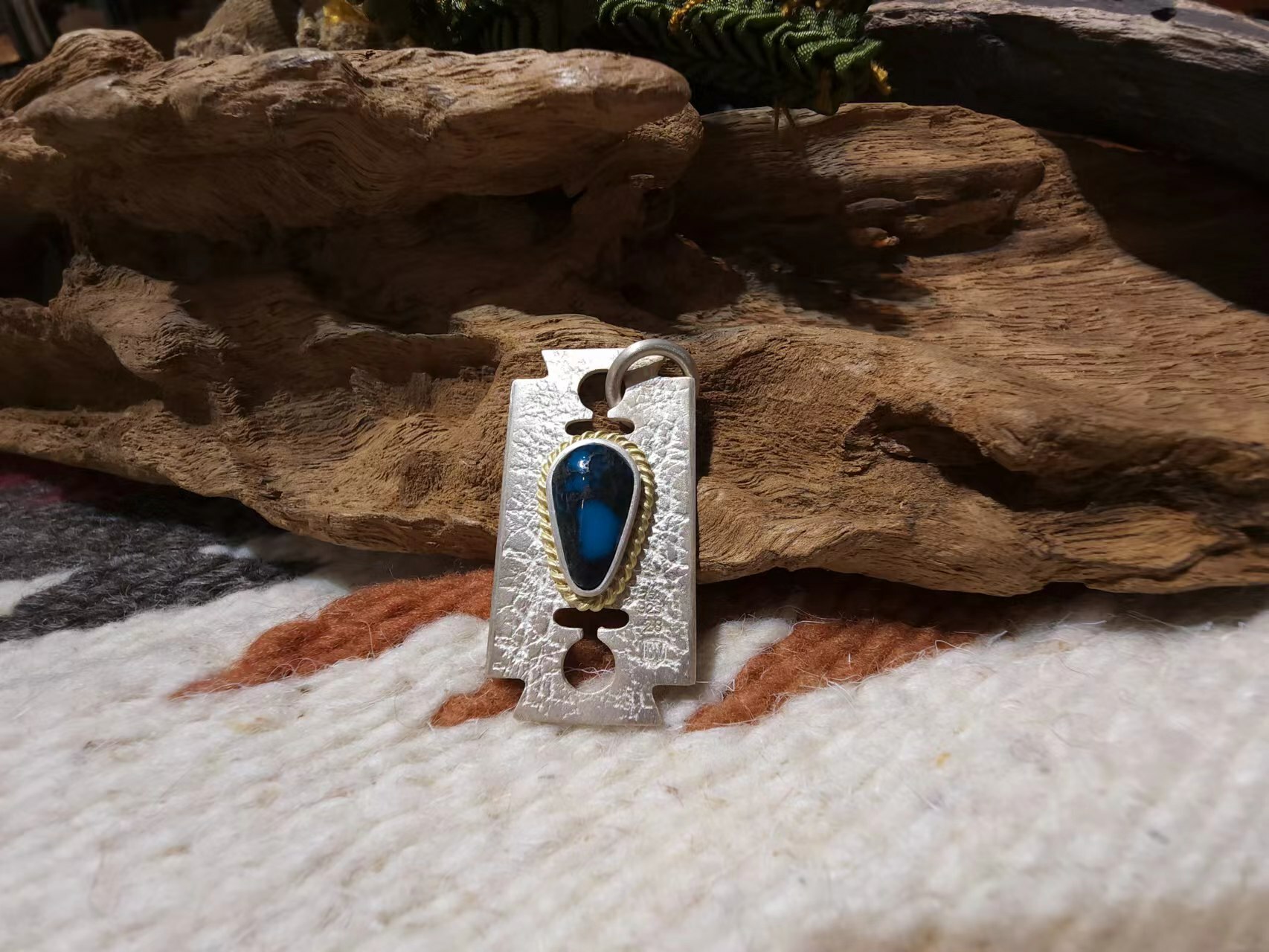 *Black Venom Jewelry- Freedom & Prayer 18k金繩刀片吊墜鑲 湖北松石