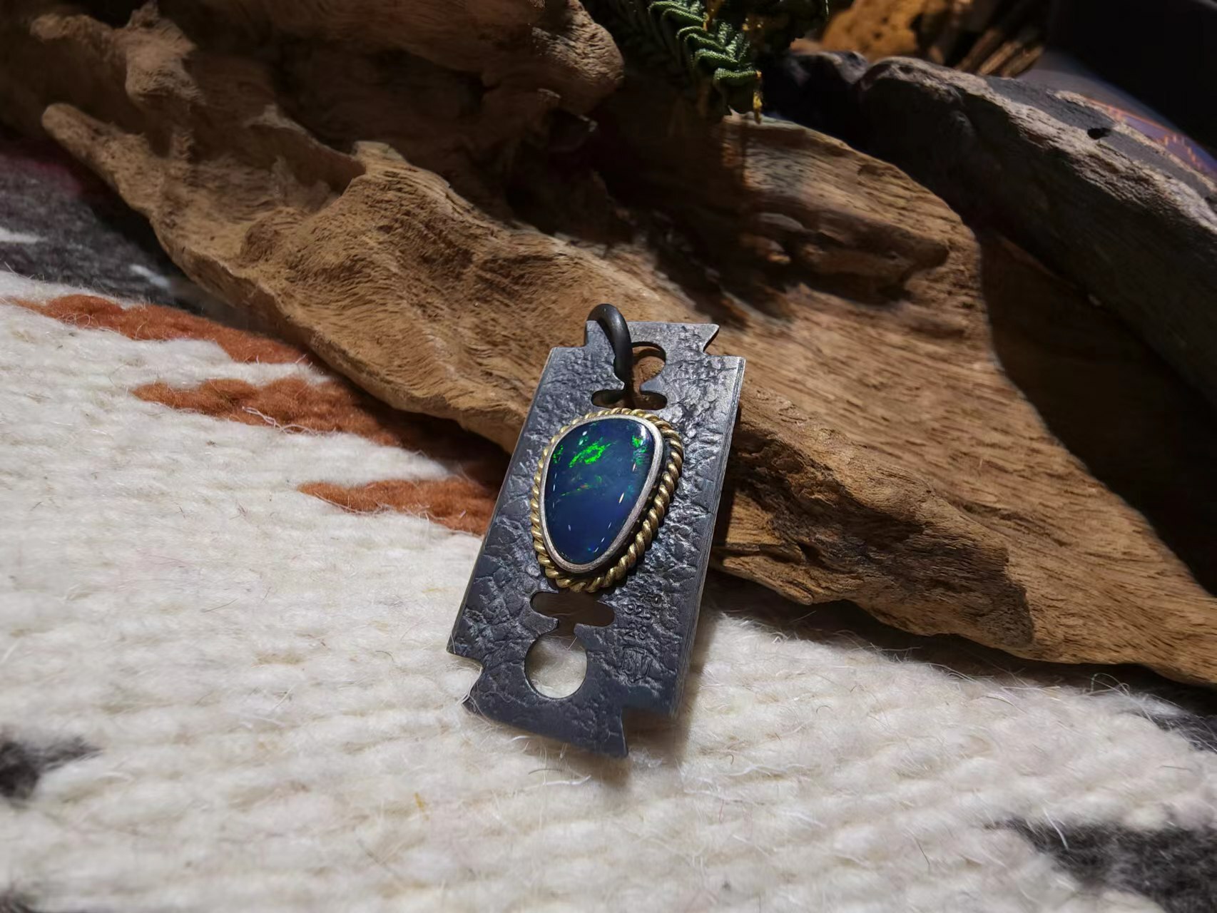 *Black Venom Jewelry- Freedom & Prayer 18k金繩刀片吊墜鑲 澳洲蛋白石