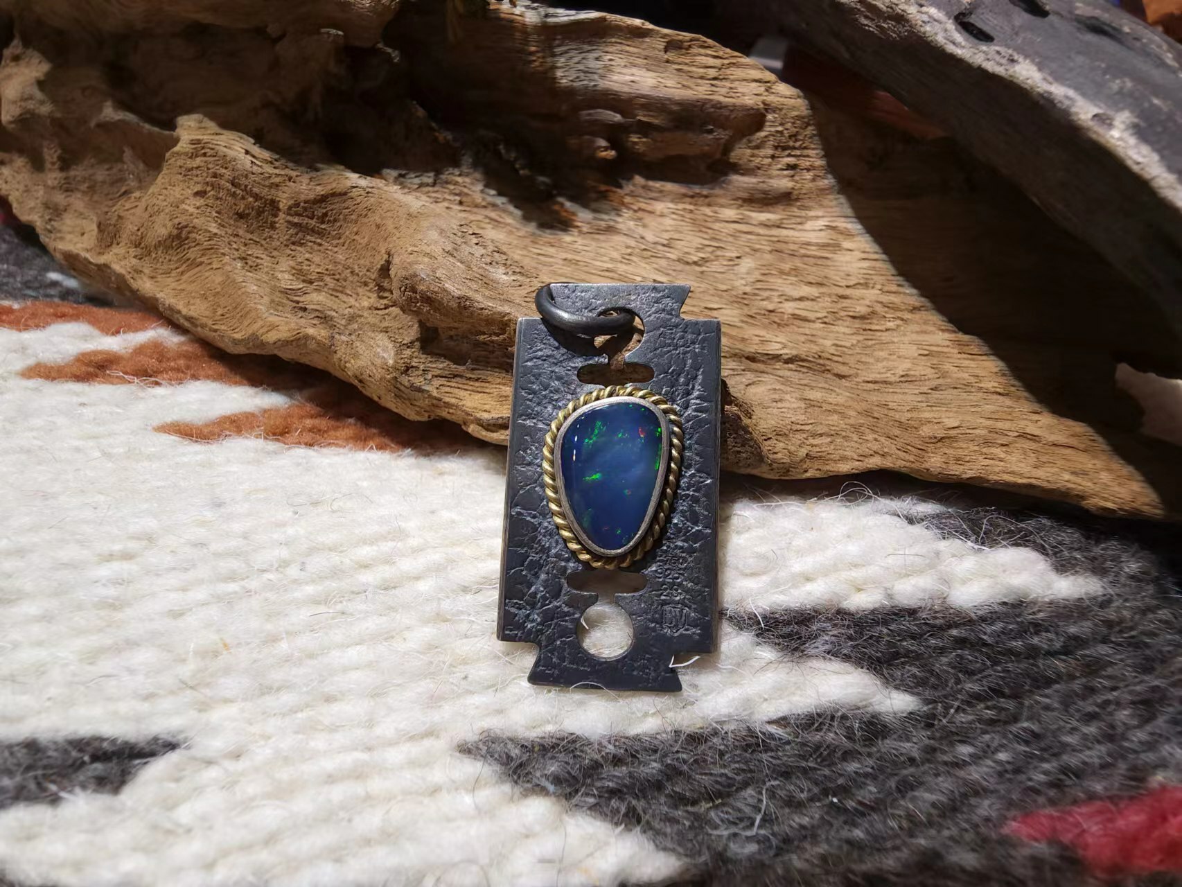 *Black Venom Jewelry- Freedom & Prayer 18k金繩刀片吊墜鑲 澳洲蛋白石