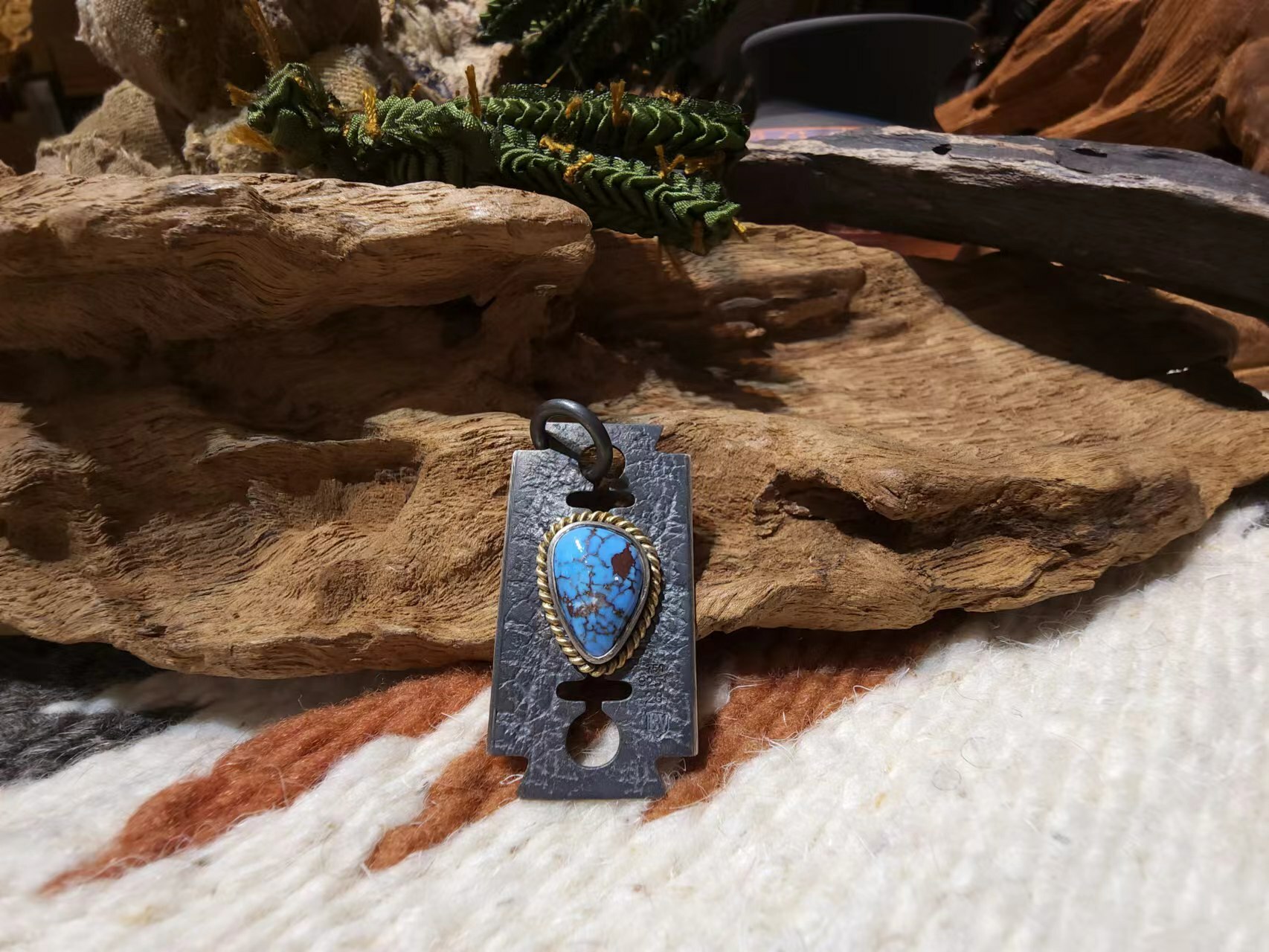 *Black Venom Jewelry- Freedom & Prayer 18k金繩刀片吊墜鑲 Golden Hill松石