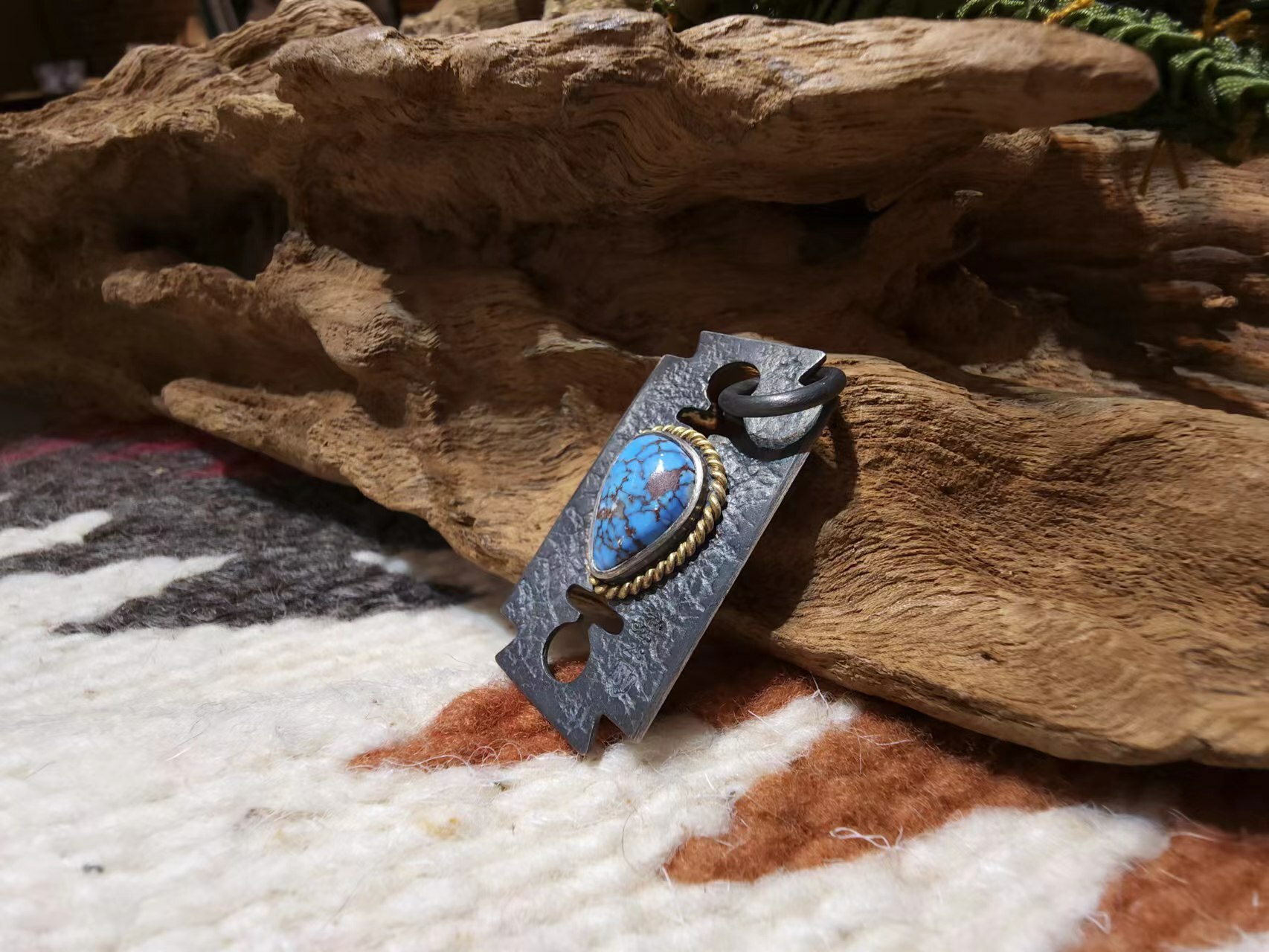 *Black Venom Jewelry- Freedom & Prayer 18k金繩刀片吊墜鑲 Golden Hill松石