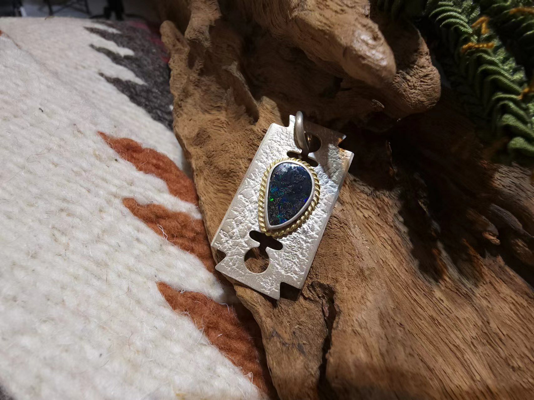 *Black Venom Jewelry- Freedom & Prayer 18k金繩刀片吊墜鑲 澳洲礪背蛋白