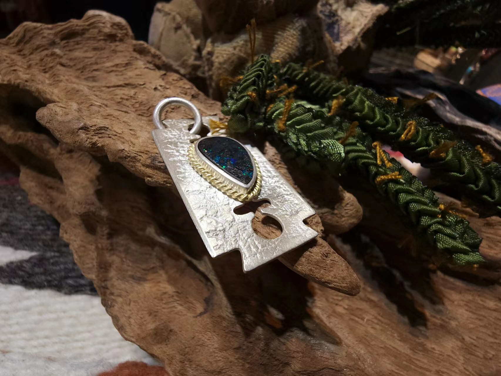 *Black Venom Jewelry- Freedom & Prayer 18k金繩刀片吊墜鑲 澳洲礪背蛋白