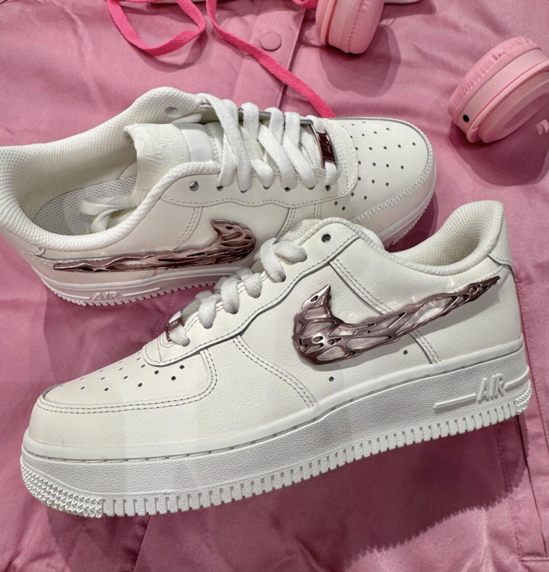 【APAIR】現貨 情人節優惠 Nike Air Force 1 Low "Liquid metal Swoosh" 白F 金屬 溶解 液態銀 粉色 玫瑰金 女款 IF1686-161