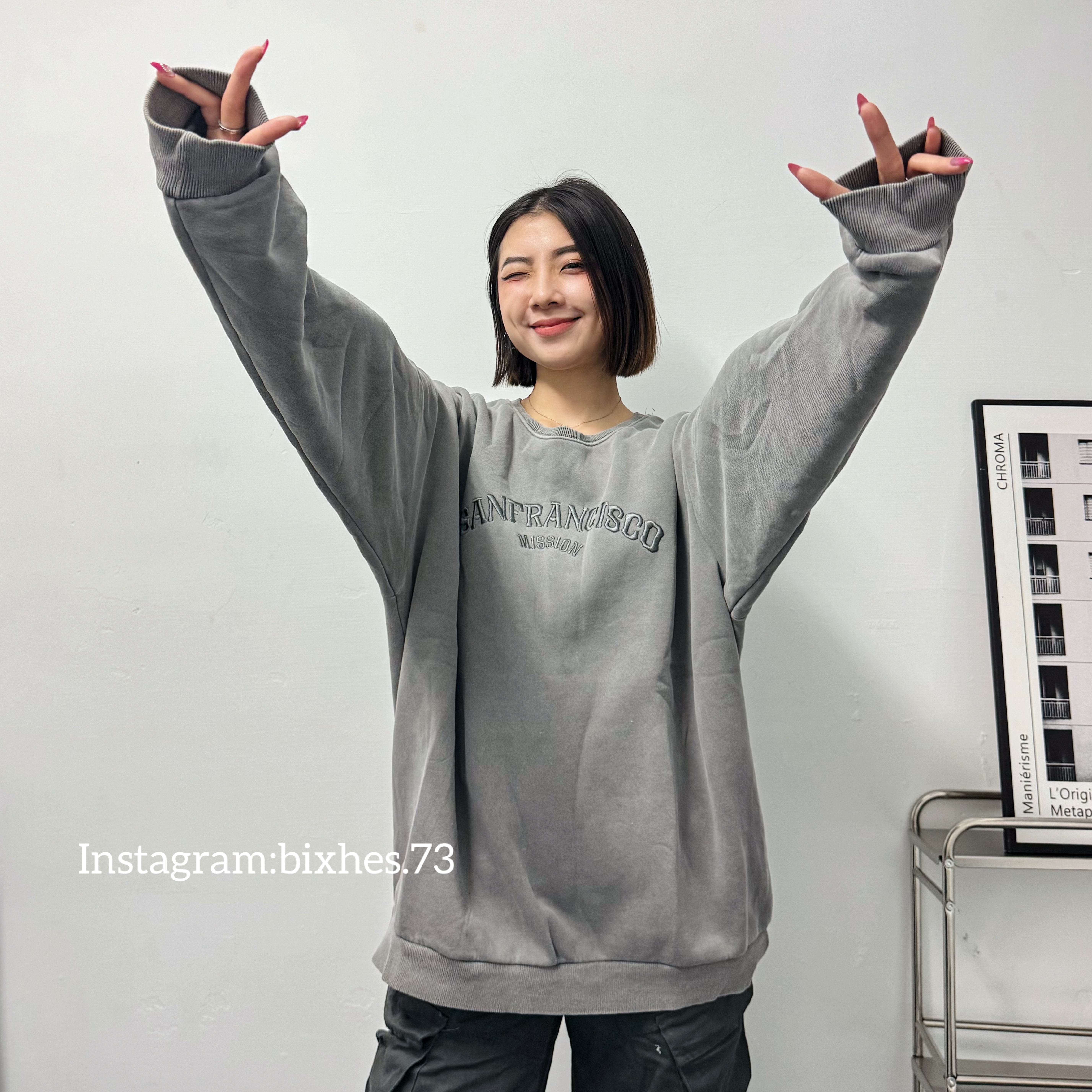 灰系刺繡圓領大學T(B00106)