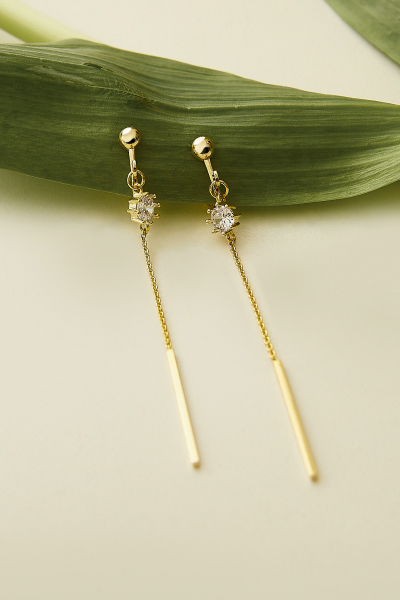 單鑽垂墜線條。夾式耳環