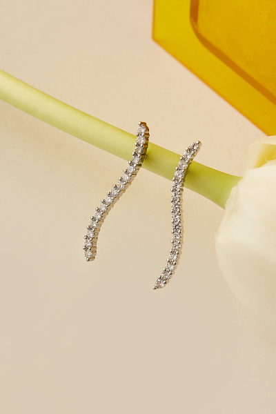 垂墜鋯石曲線。銀針耳環