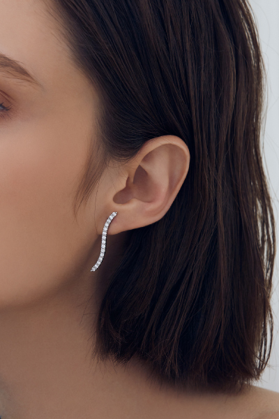 垂墜鋯石曲線。銀針耳環