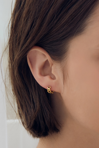 鏤空愛心小C。針式耳環