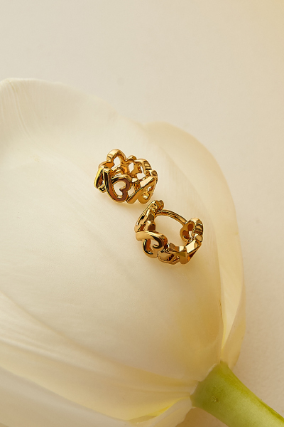 鏤空愛心小C。針式耳環