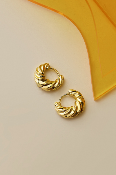 法式扭轉可頌。銀針耳環