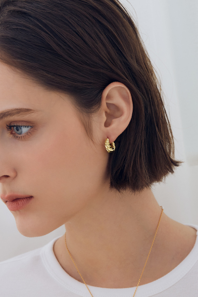 法式扭轉可頌。銀針耳環