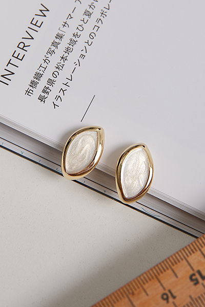 優雅曲面畫釉。夾式耳環