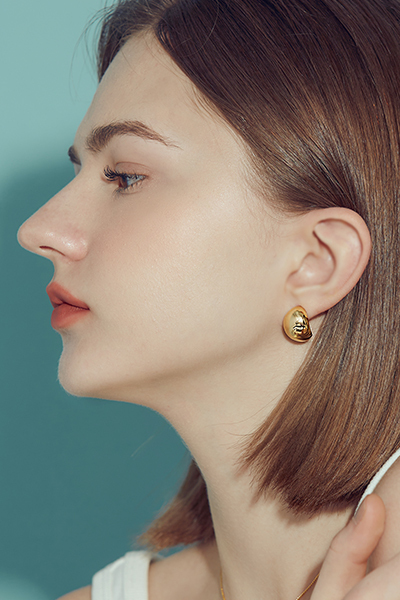 極簡光澤水滴。銀針耳環