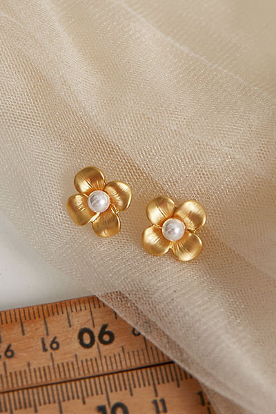 霧面珍珠小花。銀針耳環