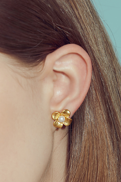 霧面珍珠小花。銀針耳環