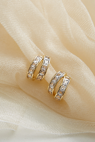 水鑽C字交疊。銀針耳環