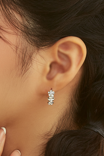 小銀花。銀針耳環