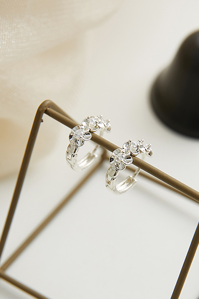 小銀花。銀針耳環