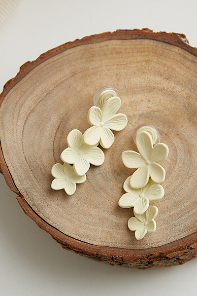 霧感小白花。夾式耳環