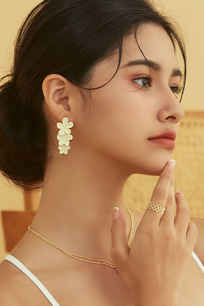 霧感小白花。夾式耳環