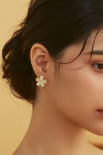 水透光小花。夾式耳環