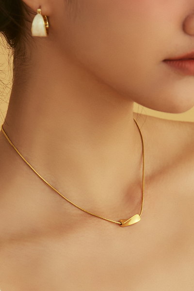 簡約扭轉吊墜項鍊