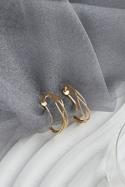 鏤空線條感。夾式耳環