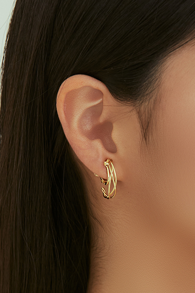 鏤空線條感。夾式耳環