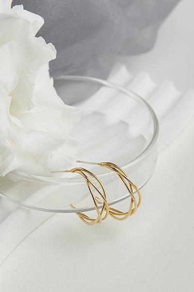 鏤空線條感。銀針耳環