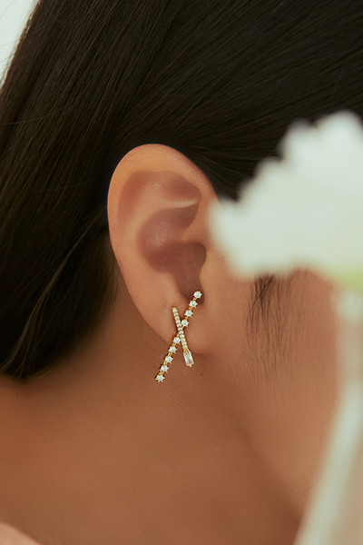 交織鑽飾。銀針耳環