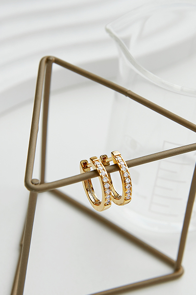 閃耀鋯石耳扣。針式耳環