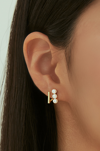 簡約珍珠對稱。銀針耳環