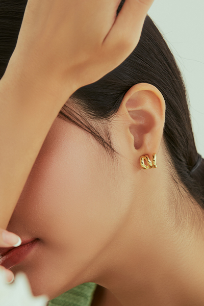 麻花交錯。夾式耳環