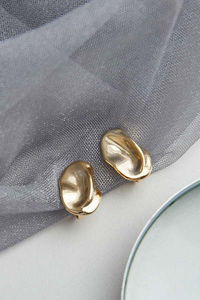 簡約不規則。夾式耳環(金)