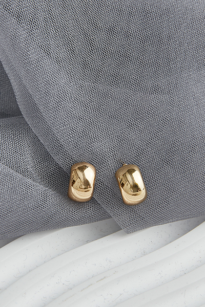 光澤弧形。銀針耳環