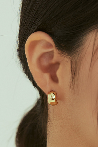 光澤弧形。銀針耳環