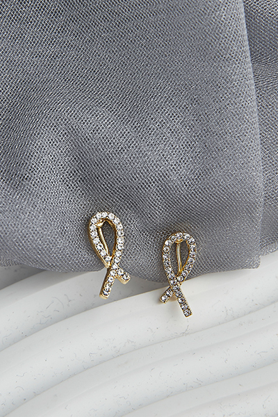 水鑽交叉。夾式耳環