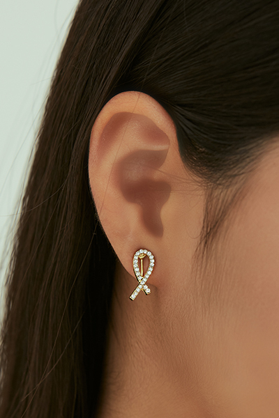 水鑽交叉。夾式耳環